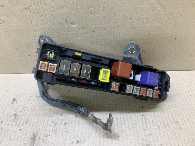 Блок предохранителей моторный отсек LEXUS LS430 00-06 4.3 3UZFE