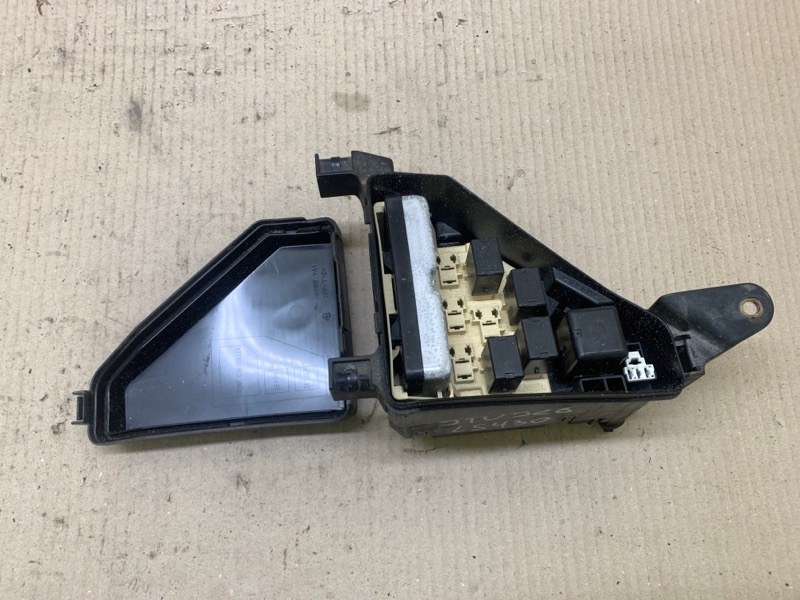 Блок предохранителей моторный отсек LEXUS LS430 00-06 2002 4.3 3UZFE 89211-50010 Б/У