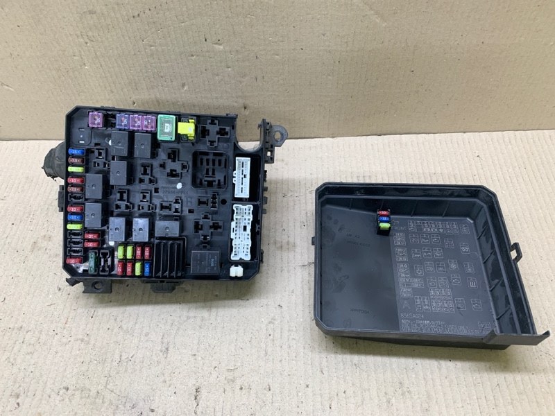 Блок предохранителей моторный отсек MITSUBISHI OUTLANDER XL 05-13 2006 3.0 6B31 8565A111 Б/У