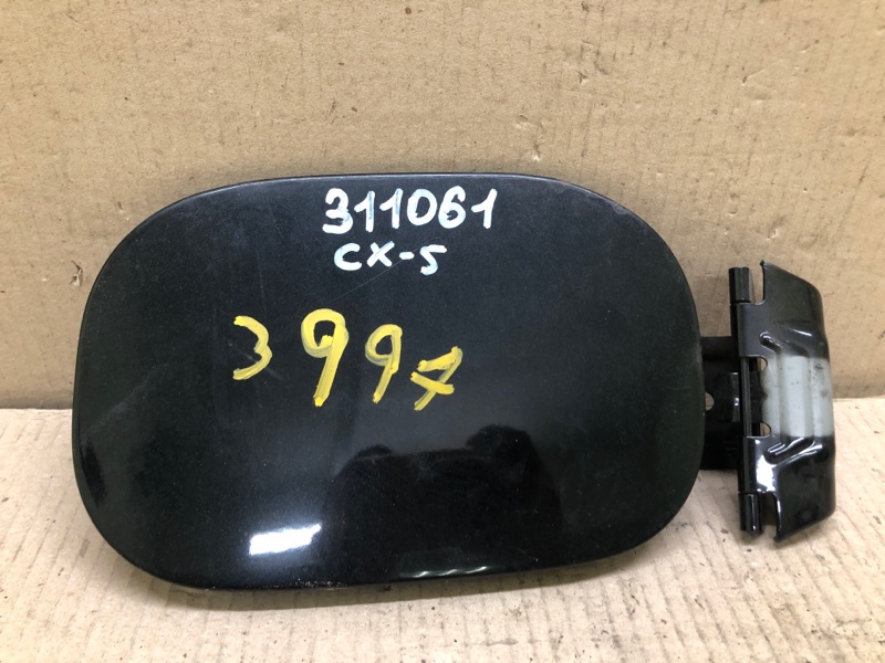 Запчасть лючок топливного бака MAZDA CX-5 (KF) 16-21 2018 2.5 PY-VPS KB7W-42-410 Б/У Лючок топливного бака MAZDA CX-5 (KF) 16-21 2018 2.5 PY-VPS KB7W-42-410 Б/У