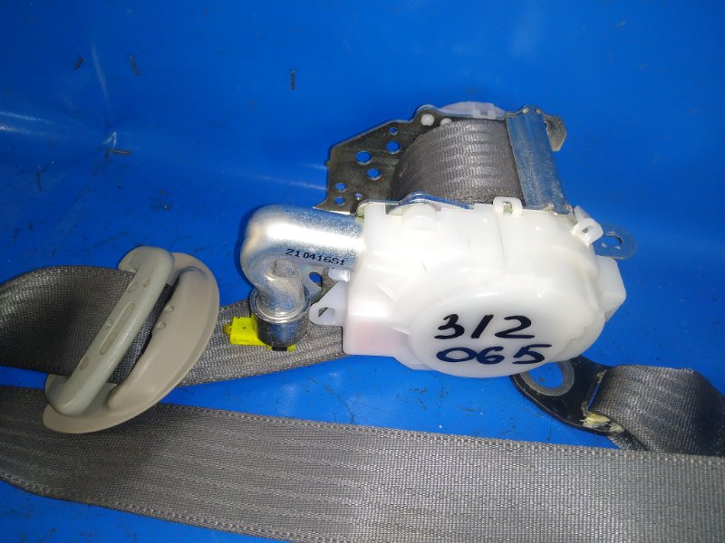 Ремень безопасности передний правый TOYOTA PRIUS - 30 09-17 2010 ZVW30 7321047121B3 Б/У