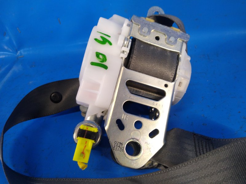 Ремень безопасности передний правый TOYOTA PRIUS - 30 09-17 ZVW30