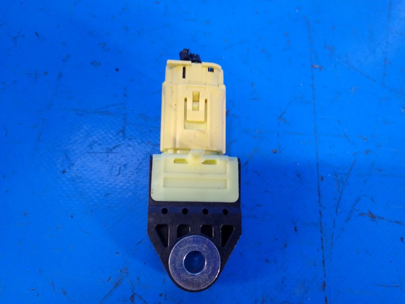 Датчик удара PRIUS - 30 09-17 2010 ZVW30 Датчик удара PRIUS - 30 09-17 2010 ZVW30