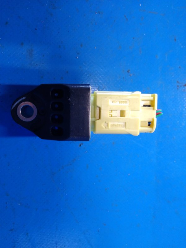 Датчик удара TOYOTA PRIUS - 30 09-17 2010 ZVW30 8983175010 Б/У