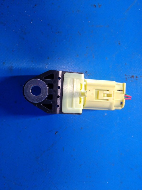 Датчик удара PRIUS - 30 09-17 2010 ZVW30