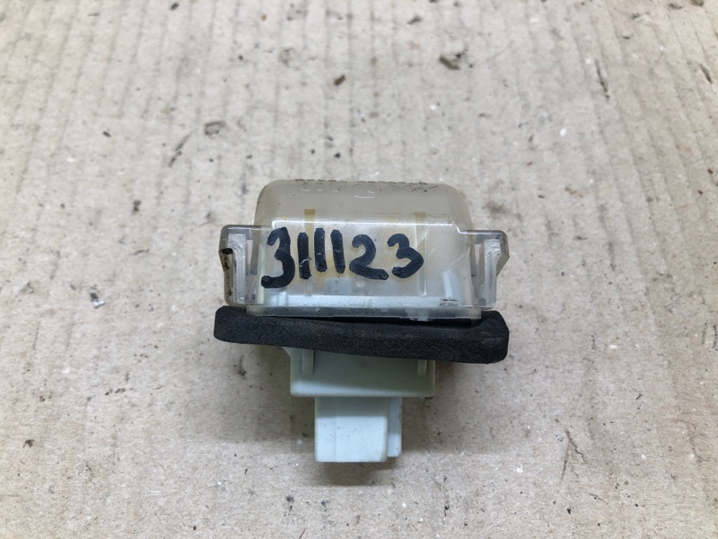 Запчасть подсветка номера MAZDA CX-5 (KF) 16-21 2018 2.5 PY-VPS TK48-51-270 Б/У Подсветка номера MAZDA CX-5 (KF) 16-21 2018 2.5 PY-VPS TK48-51-270 Б/У