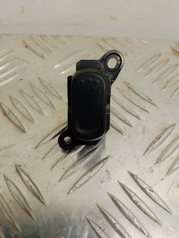 Кнопка центрального замка передняя левая MAZDA 6 GG 02-07 GK2A-66-660 Б/У