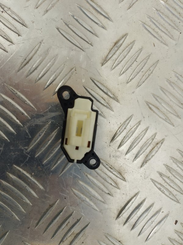 Кнопка центрального замка передняя левая 6 GG 02-07