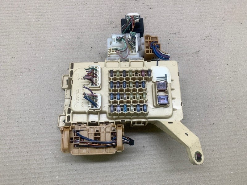 Запчасть блок предохранителей салон LEXUS RX300 98-03 2001 3.0 1MZFE 82732-48021 Б/У Блок предохранителей салон LEXUS RX300 98-03 2001 3.0 1MZFE 82732-48021 Б/У