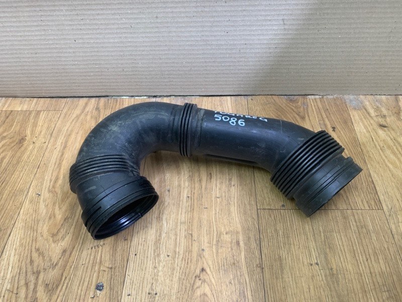 Патрубок воздушного фильтра TOUAREG 02-10 2007 BHK 3.6