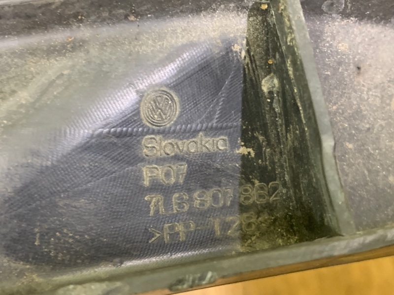 Кронштейн заднего бампера задний правый VOLKSWAGEN TOUAREG 02-10 BHK 3.6