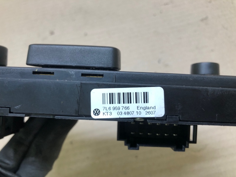 Кнопка регулировки сиденья правая VOLKSWAGEN TOUAREG 02-10 BHK 3.6