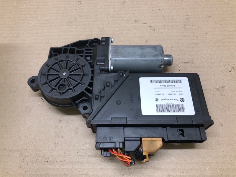 Моторчик стеклоподъемника задний правый VOLKSWAGEN TOUAREG 02-10 BHK 3.6