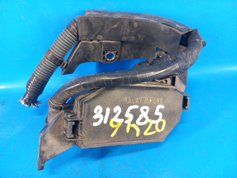 Блок предохранителей моторный отсек TOYOTA PRIUS 16- 2017 XW50 8266647620 Б/У