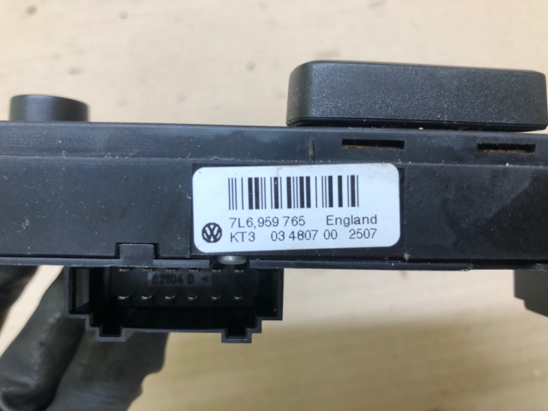 Кнопка регулировки сиденья левая VOLKSWAGEN TOUAREG 02-10 BHK 3.6 Кнопка регулировки сиденья левая VOLKSWAGEN TOUAREG 02-10 BHK 3.6