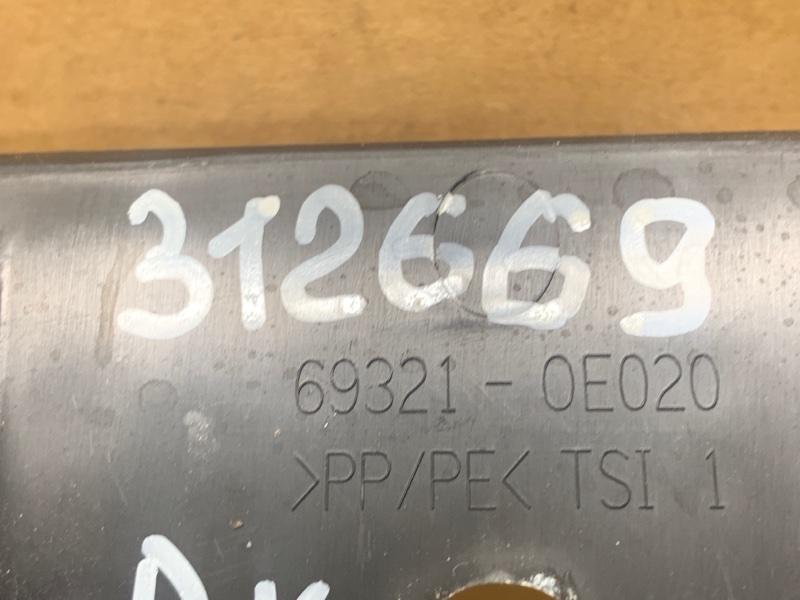 Накладка крышки багажника RX350/450 09-15 2011 3.5 2GR-FE