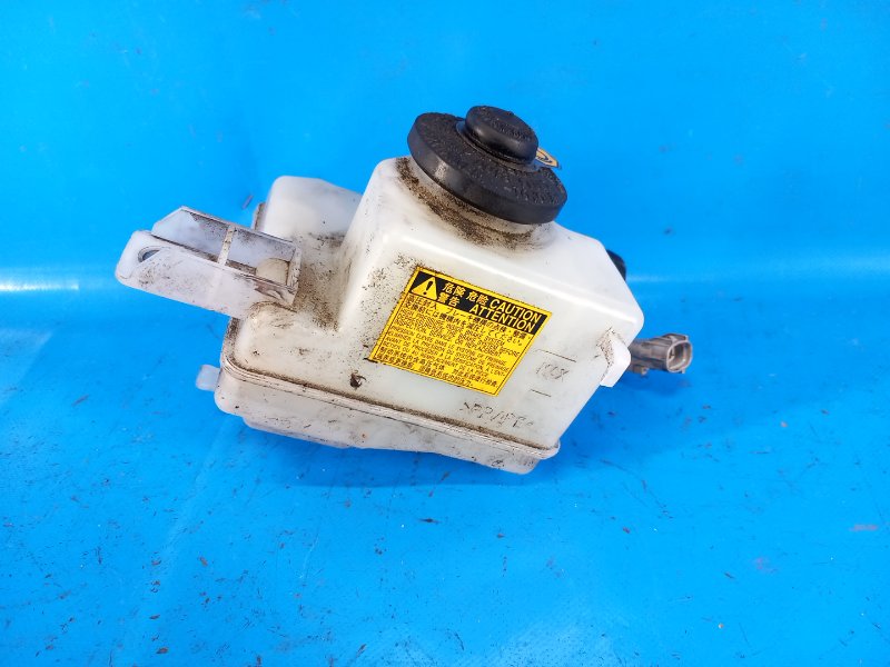 Бачок главного тормозного цилиндра PRIUS PLUS 11-14 2013 ZVW41L 1.8 2ZRFXE