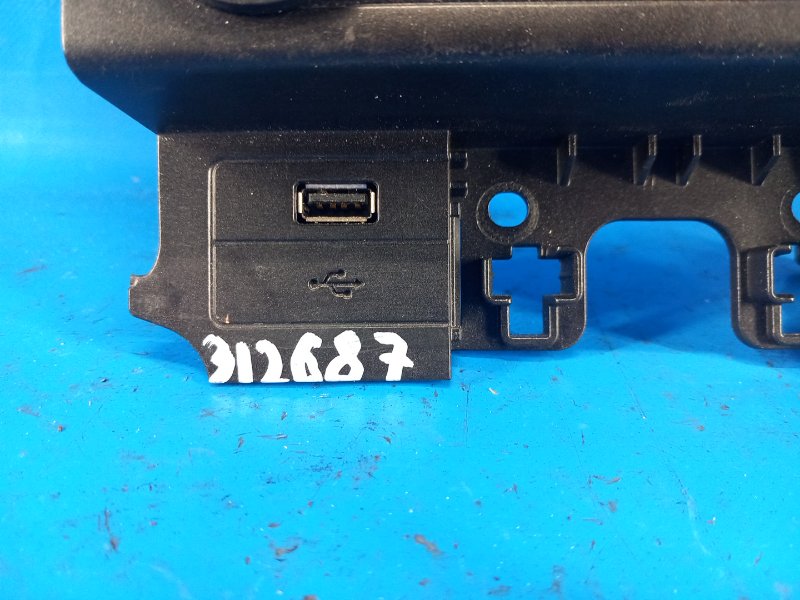 Запчасть usb адаптер FORD MUSTANG 15- 2017 3.7 C37PDED FR3Z-14D202-D Б/У USB адаптер FORD MUSTANG 15- 2017 3.7 C37PDED FR3Z-14D202-D Б/У