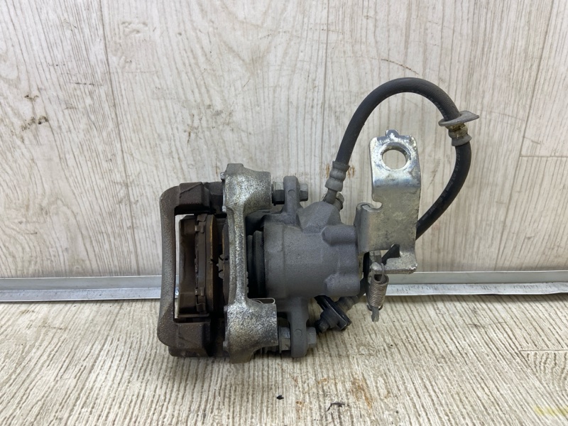 Суппорт тормозной задний правый PRIUS 16- 2016 1.8 2ZRFXE