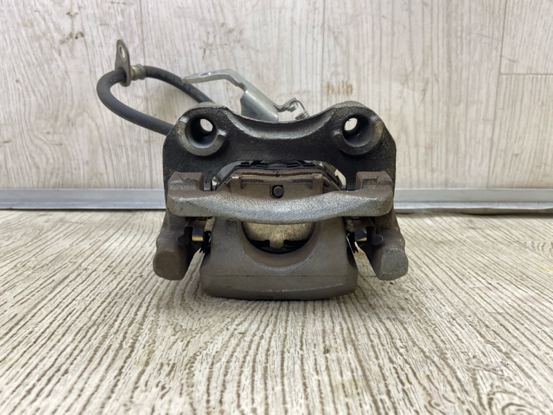 Суппорт тормозной задний правый TOYOTA PRIUS 16- 1.8 2ZRFXE