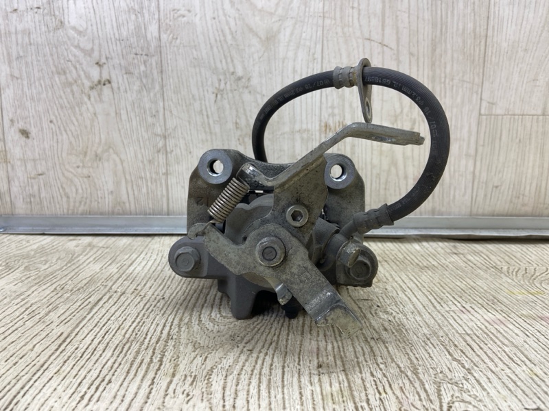 Суппорт тормозной задний правый PRIUS 16- 2016 1.8 2ZRFXE