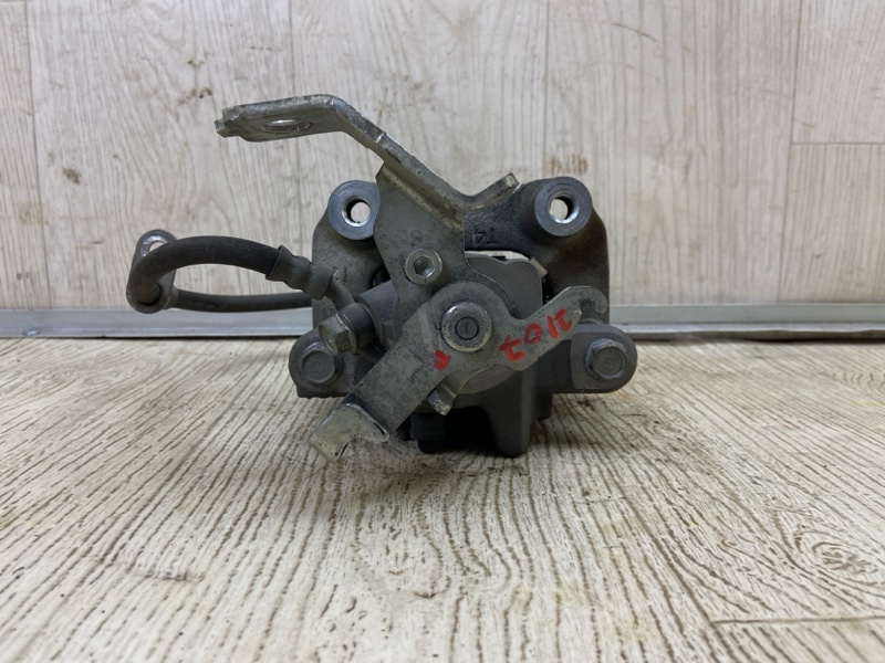 Суппорт тормозной задний левый PRIUS 16- 2016 1.8 2ZRFXE