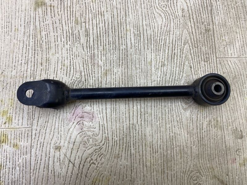 Рычаг задней подвески поперечный TOYOTA PRIUS 16- 2016 1.8 2ZRFXE 4871047010 Б/У