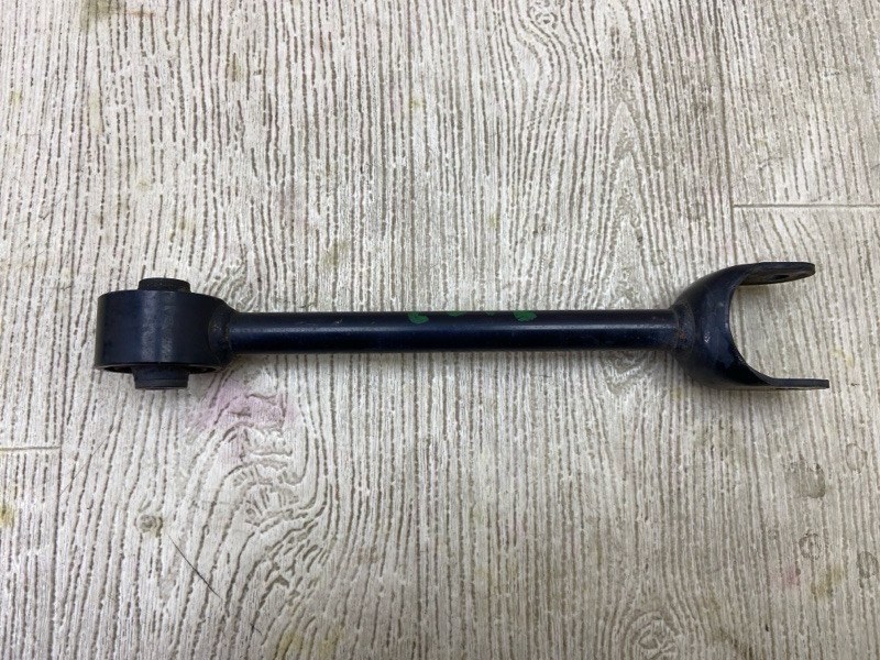 Рычаг задней подвески поперечный TOYOTA PRIUS 16- 2016 1.8 2ZRFXE 4871047010 Б/У