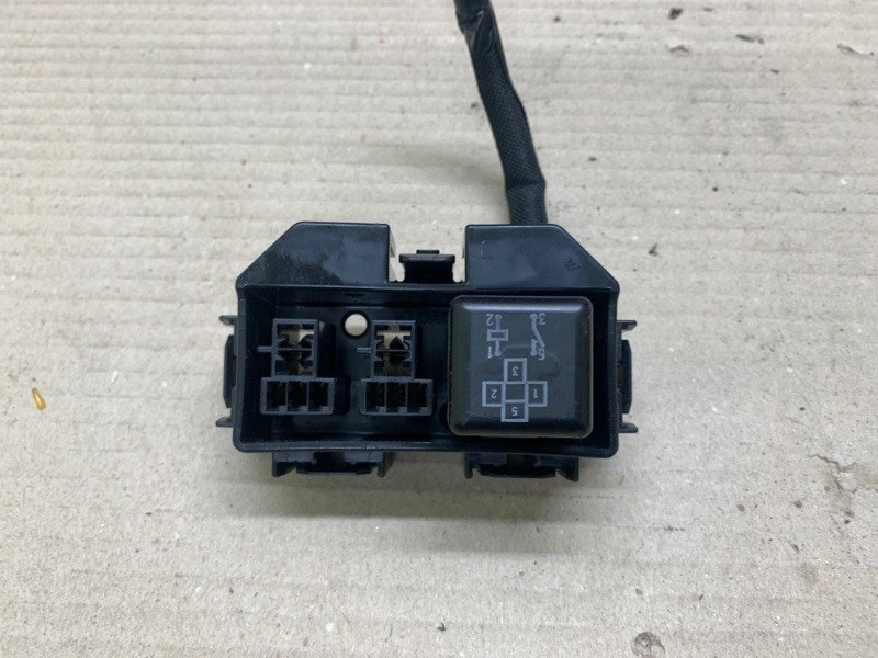 Запчасть реле LEXUS RX350/450 09-15 2011 3.5 2GR-FE 82602-48050 Б/У Реле LEXUS RX350/450 09-15 2011 3.5 2GR-FE 82602-48050 Б/У