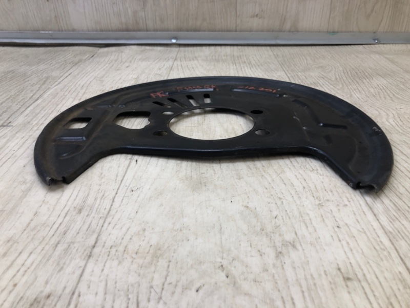 Защита тормозного диска передняя правая NISSAN SENTRA B17 12-21 B17 1.8 MRA8DE Защита тормозного диска передняя правая NISSAN SENTRA B17 12-21 B17 1.8 MRA8DE