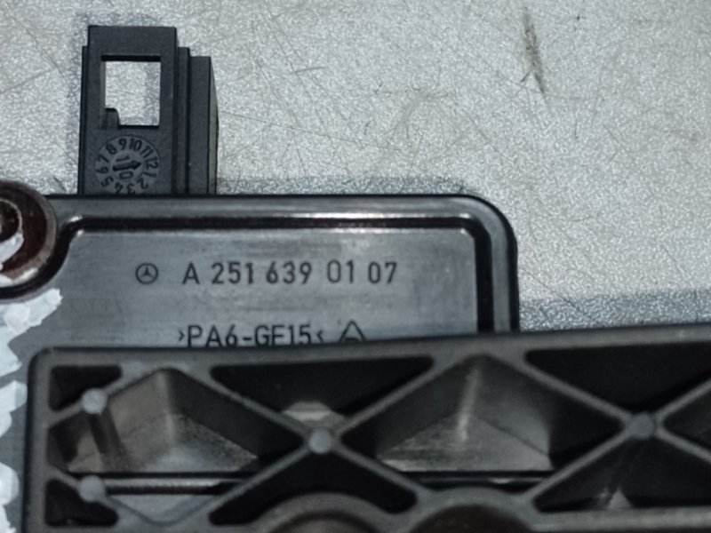 Привод открывания лючка бензобака GL-CLASS X164 06-12 2011 M273923 4.7L Привод открывания лючка бензобака GL-CLASS X164 06-12 2011 M273923 4.7L