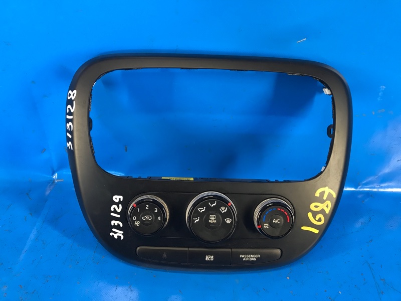 Накладка торпедо под магнитолу KIA SOUL PS 13-19 2016 1.6 G4FD 84740B2000CA Б/У