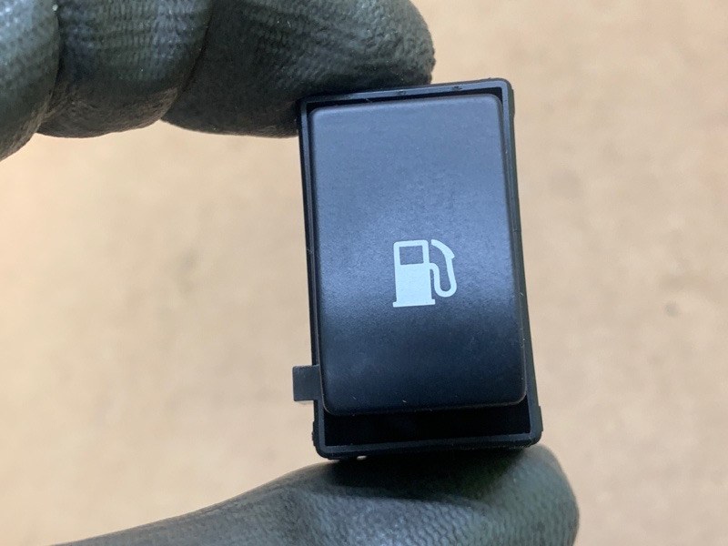 Кнопка открывания бензобака LEXUS RX350/450 09-15 2011 3.5 2GR-FE 84841-0E020 Б/У