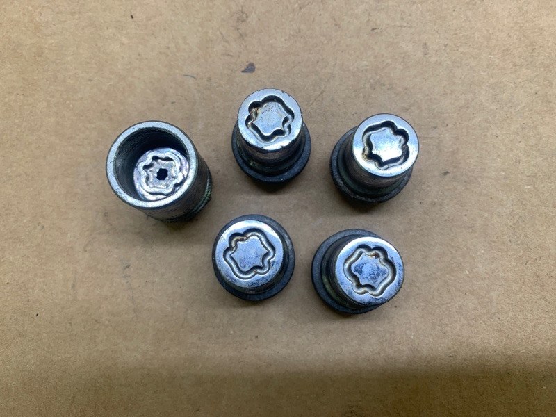 Гайка колесная LEXUS RX350/450 09-15 2011 3.5 2GR-FE PW456-00013 Б/У