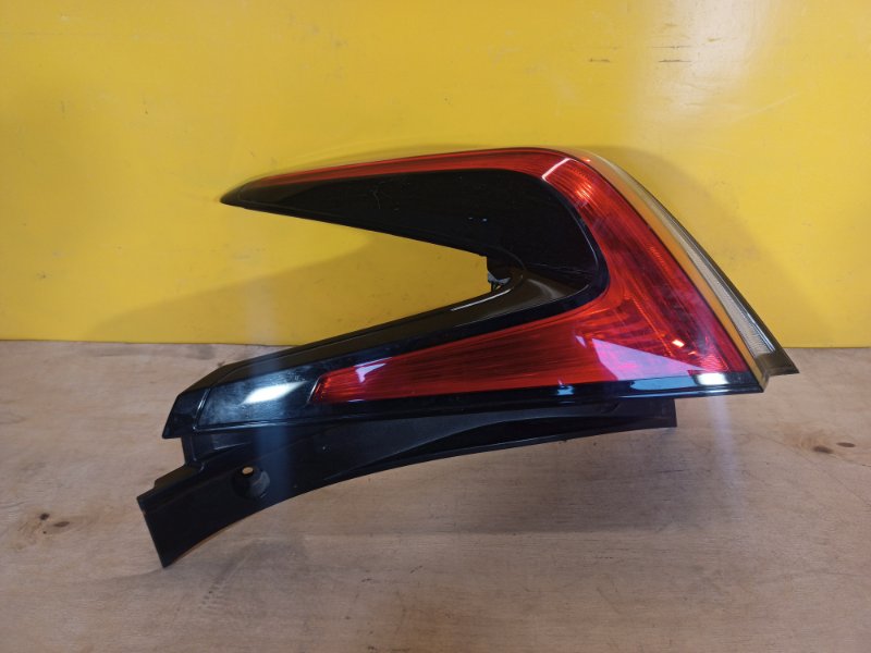 Фонарь наружный правый LEAF 18-