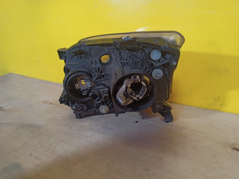 Фара правая AVENSIS 03-08 Фара правая AVENSIS 03-08