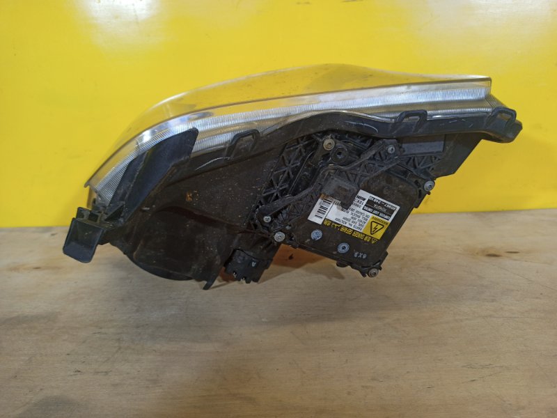 Фара правая AVENSIS 03-08 Фара правая AVENSIS 03-08