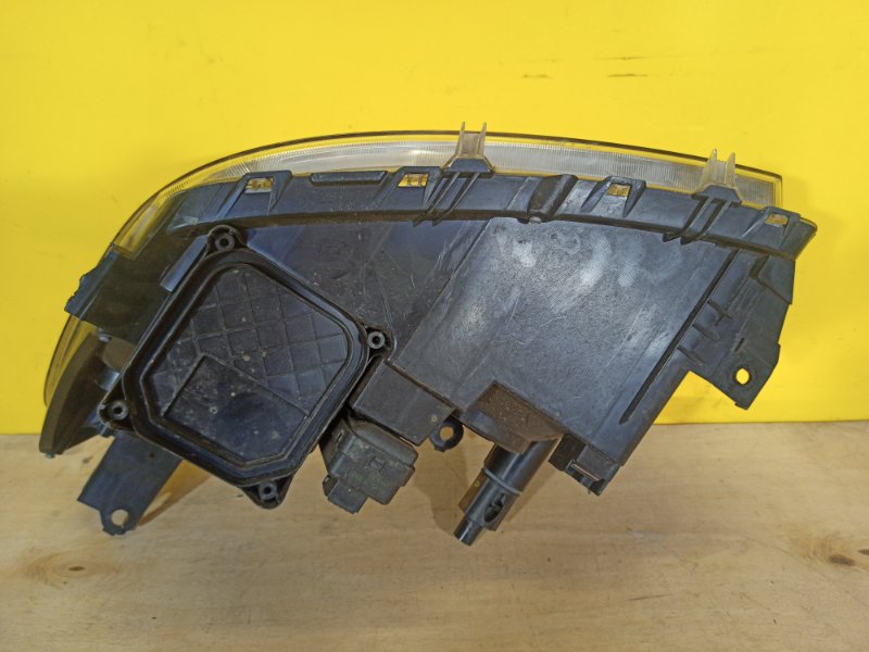 Фара правая RAV4 05-12