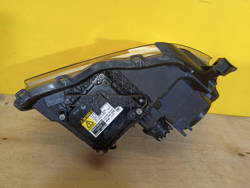 Фара левая AVENSIS 03-08 Фара левая AVENSIS 03-08