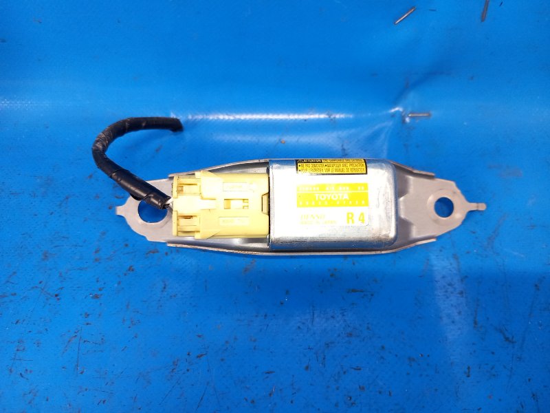 Датчик удара правый TOYOTA PRIUS - 20 03-11 2006 1NZ-FXE 1.5L 8983347030 Б/У
