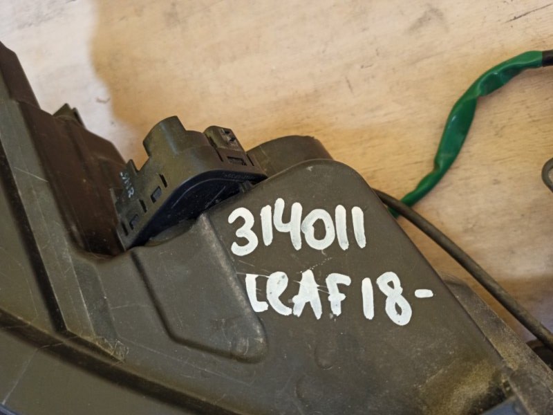 Фара правая LEAF 18-