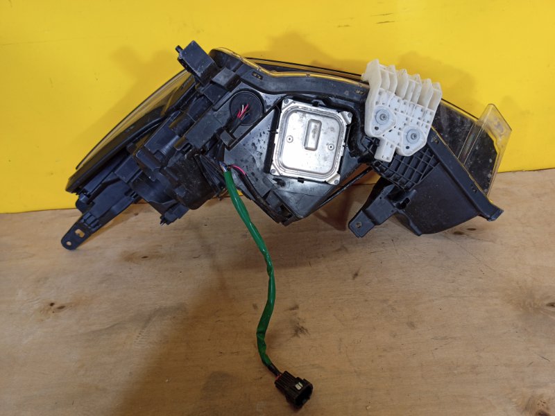 Фара правая LEAF 18-