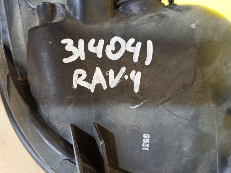 Фара правая RAV4 05-12