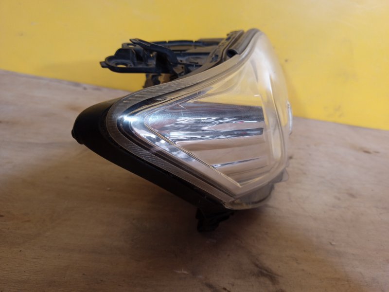Фара правая TOYOTA RAV4 05-12