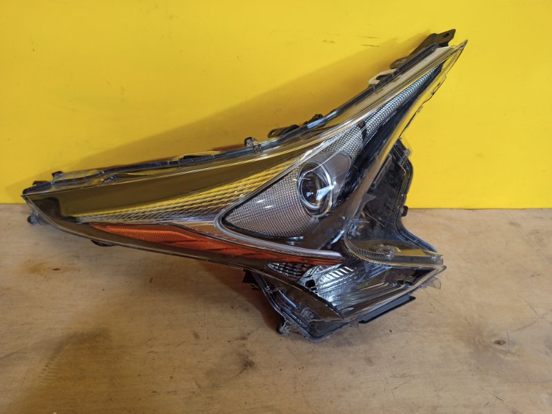 Фара правая TOYOTA PRIUS 16- Фара правая TOYOTA PRIUS 16-