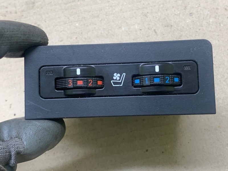 Запчасть блок управления подогревом сидений LEXUS RX350/450 09-15 2011 3.5 2GR-FE 84751-0E020 Б/У Блок управления подогревом сидений LEXUS RX350/450 09-15 2011 3.5 2GR-FE 84751-0E020 Б/У