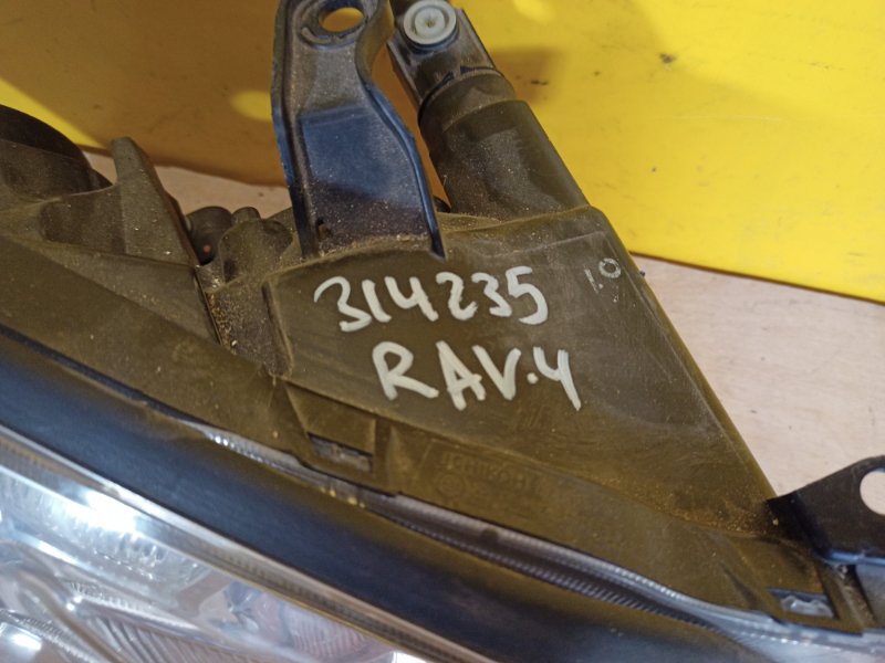 Фара правая RAV4 05-12