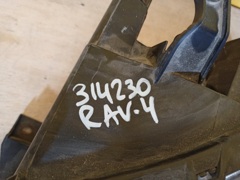 Фара левая RAV4 05-12