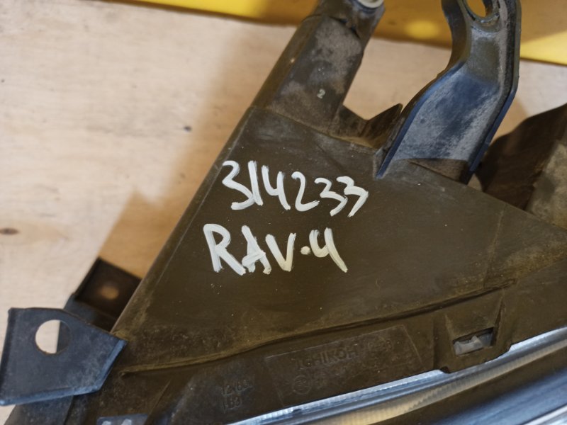 Фара левая RAV4 05-12