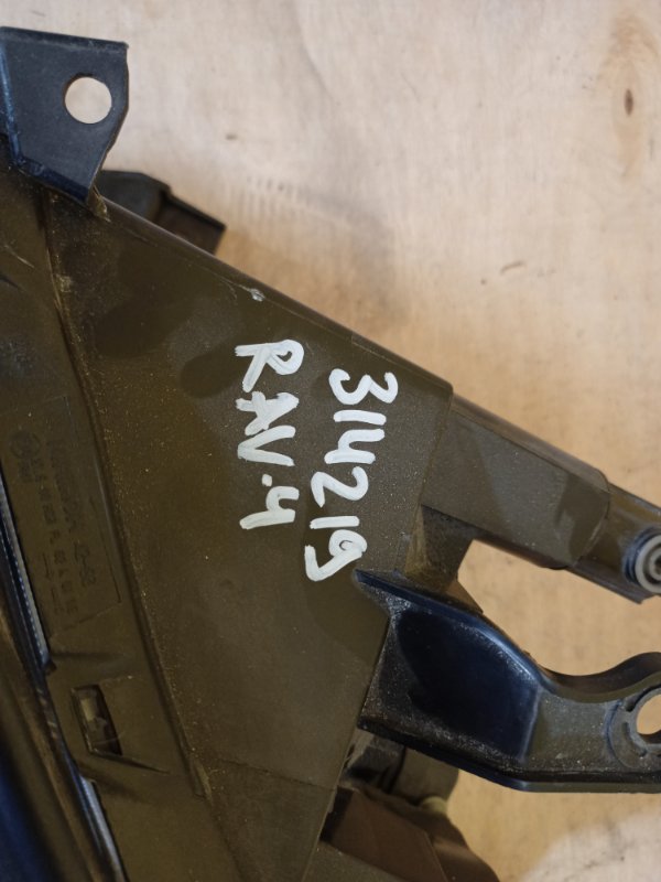 Фара левая RAV4 05-12